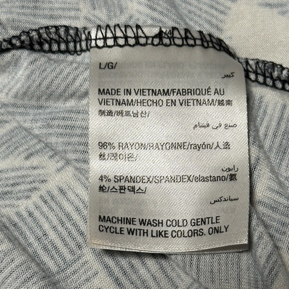 Alfani - Abstract floral and Geometric Relaxed Fit Woman’s Blouse. - Picture 4 of 6